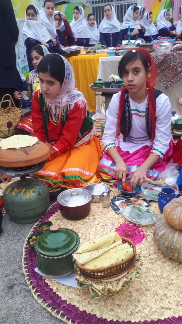 نمایشگاه غذاهای محلی دانش آموزان باران اندیشه به مناسبت روز رشت